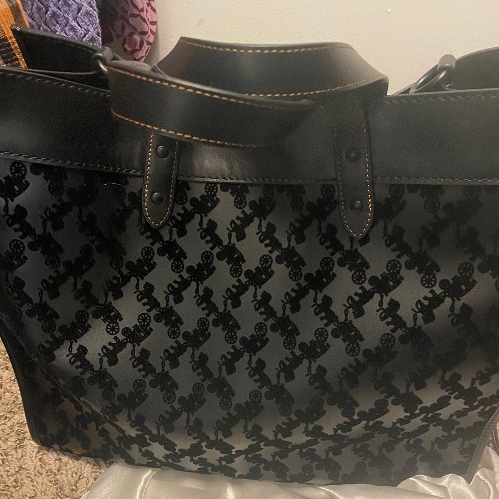 Field Tote 40 With Horse And Carriage